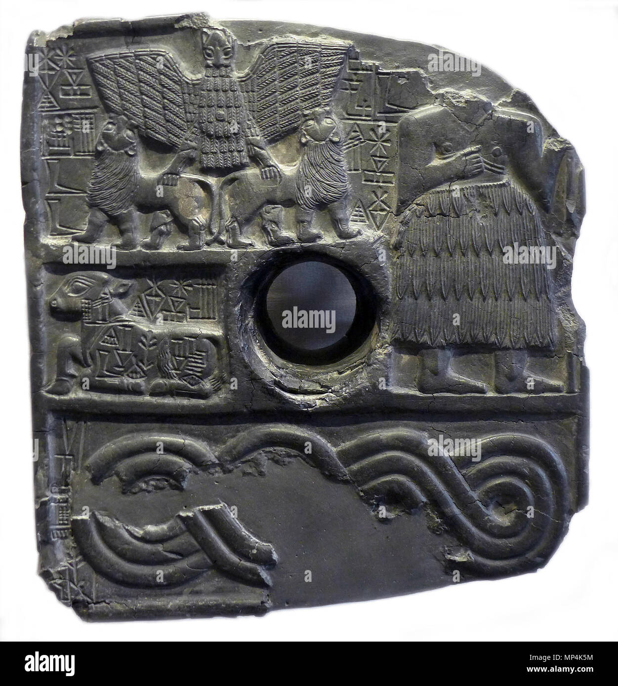 . Inglese: rilievo votivo di Dudu, sacerdote di Ningirsu, nei giorni del re Entemena di Lagash. Olio di scisto, ca. 2400 BC. Trovato in Telloh, antica città di Girsu. Un bassorilievo. Français : bassorilievo votif de Dudu, prêtre de Ningirsu, au temps du Roi Entemena de Lagash. Di scisto bitumineux, v. 2400 av. J.-C. Découvert à Tello, ancienne cité de Girsu. 952 P1150882 Louvre sollievo Dudu AO2394 rwk Foto Stock