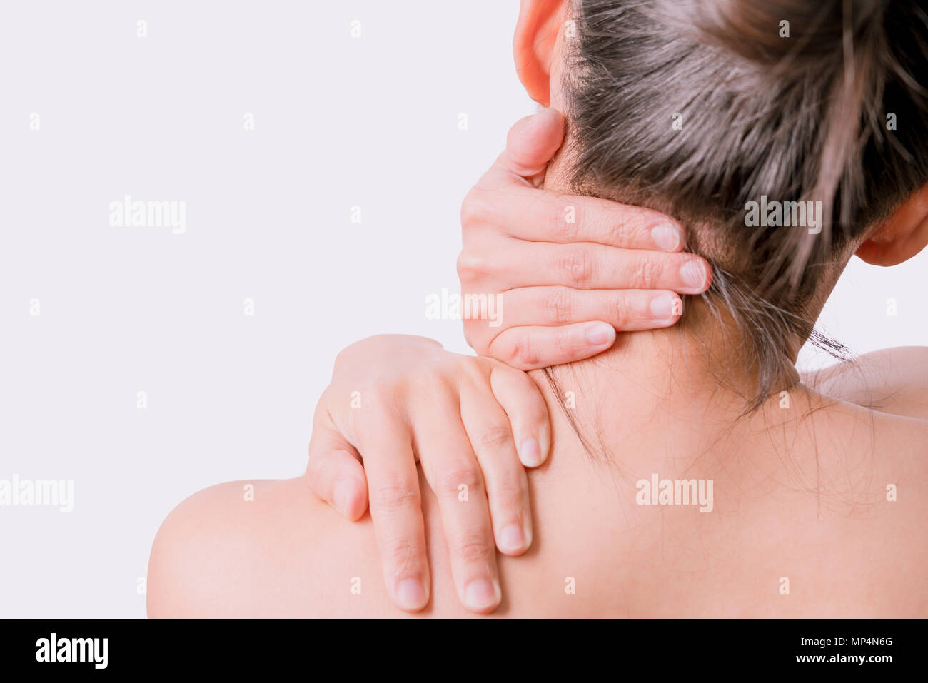 Closeup donna collo e dolore alla spalla/pregiudizio con sfondi bianchi, sanitari e medici concetto Foto Stock