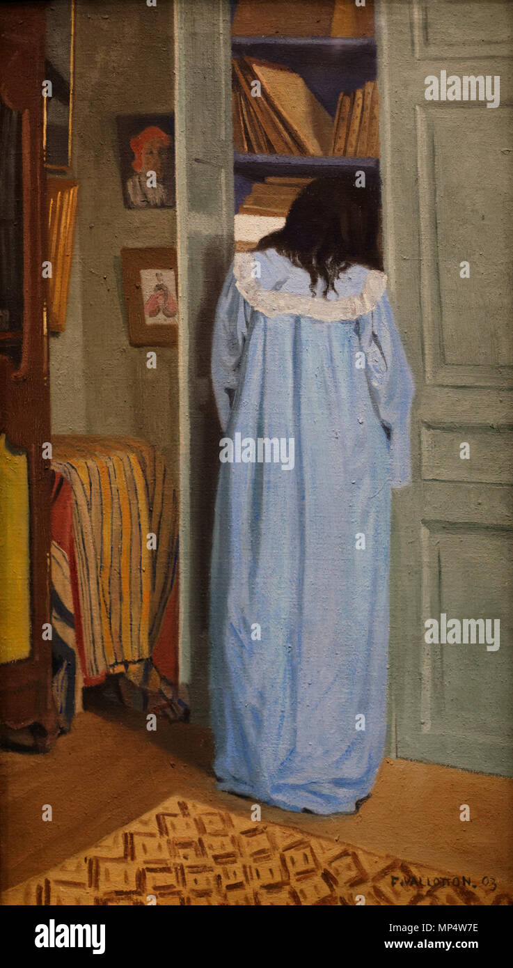 1220 Intérieur, femme en bleu fouillant dans une armoire Foto Stock