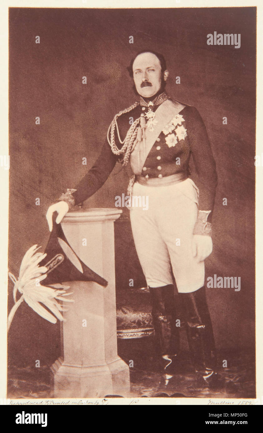 . Inglese: fotografia di Prince Albert, preso in pieno lunghezza a Buckingham Palace. 11 maggio 1854. Roger Fenton (1819-1869) Descrizione fotografa britannica, giornalista, artista e fotografo di guerra Data di nascita e morte 28 marzo 1819 6 Agosto 1869 Luogo di nascita e morte Lancashire Potters Bar periodo di lavoro c.1851-1869 competente controllo : Q345666 VIAF: 66536514 ISNI: 0000 0000 6647 3397 ULAN: 500017263 LCCN: nr88002241 GND: 11886520X WorldCat 1028 Prince Albert dopo una sala da disegno Foto Stock