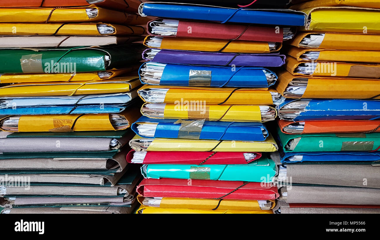 Le cartelle di file di archivio dati pila stack di colori Foto stock - Alamy