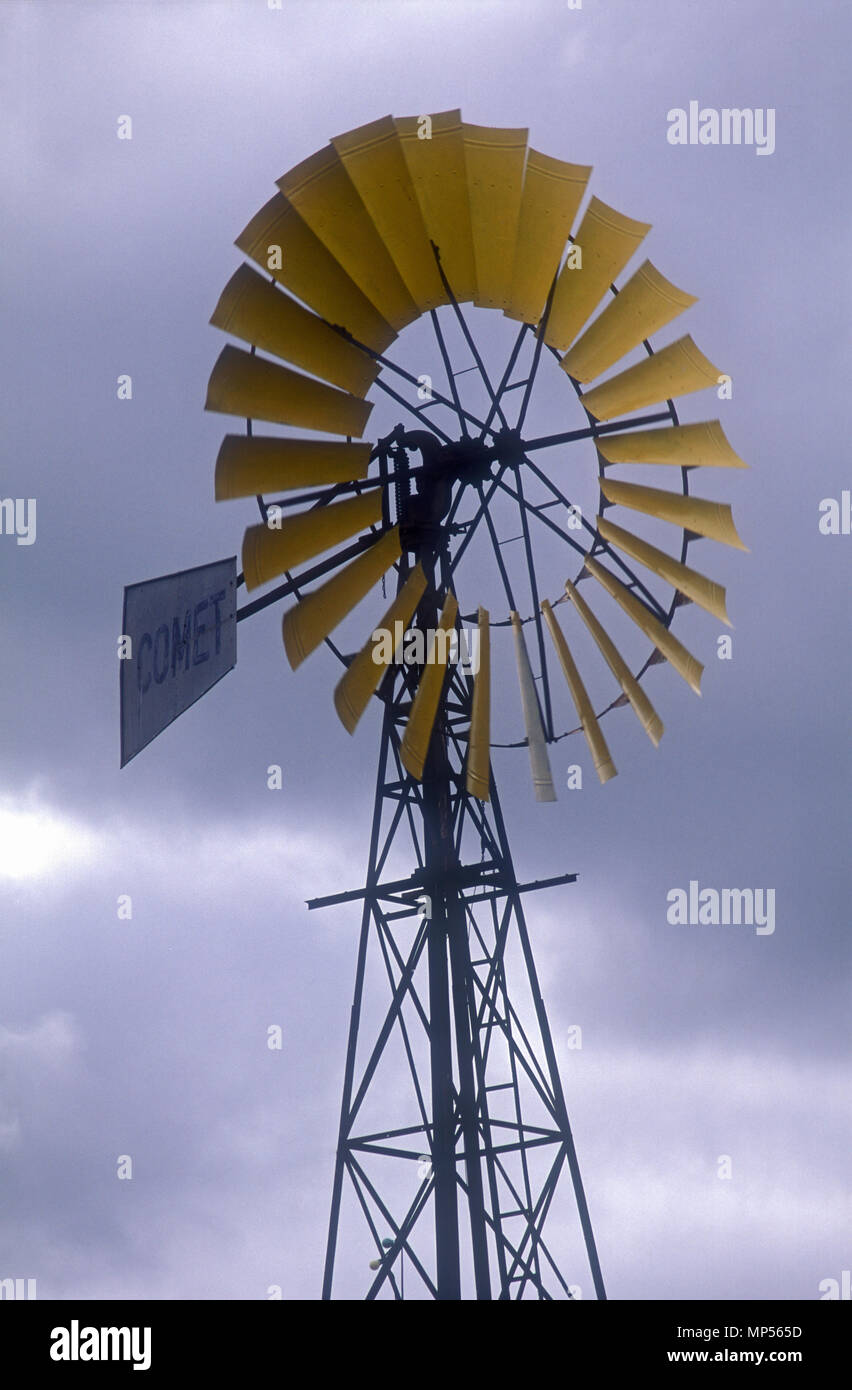 Mulino a vento nelle zone rurali del Nuovo Galles del Sud, Australia Foto Stock