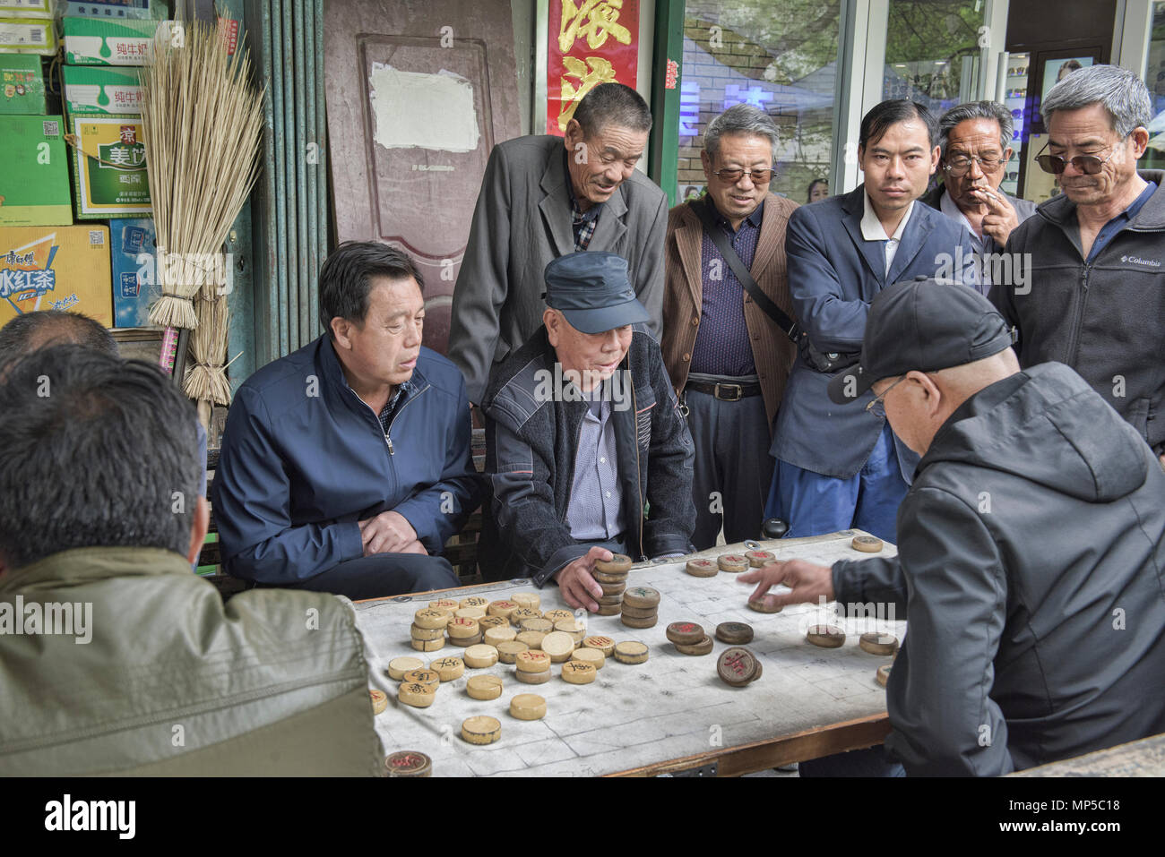 Gli uomini anziani giocando Xiangqi, scacchi cinesi, Jiayuguan, Gansu, Cina Foto Stock