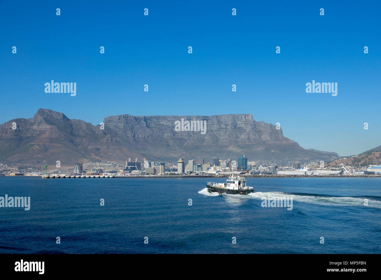 Table Bay, Città del Capo e di Table Mountain in background Foto Stock