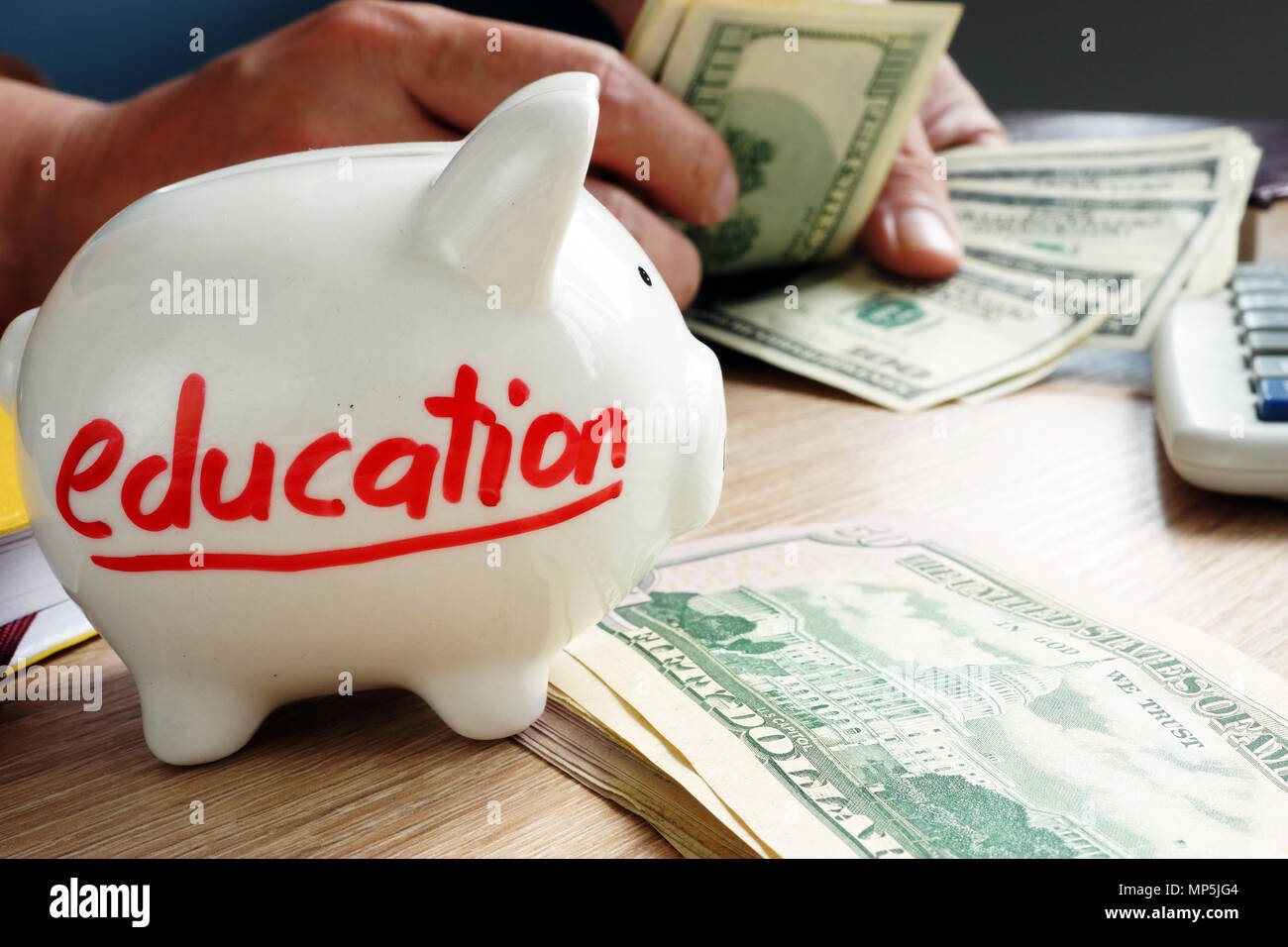 Risparmi per l'istruzione. Le mani sono il conteggio di denaro. Foto Stock