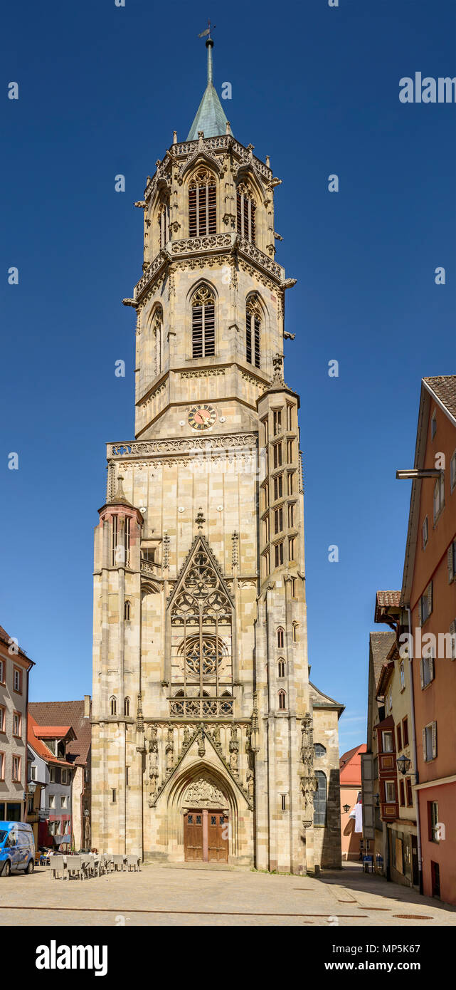 Grande campanile di Kapellen Kirche nel centro storico della città, girato in condizioni di intensa luce di primavera a Rottweil, Baden Wuttenberg, Germania Foto Stock