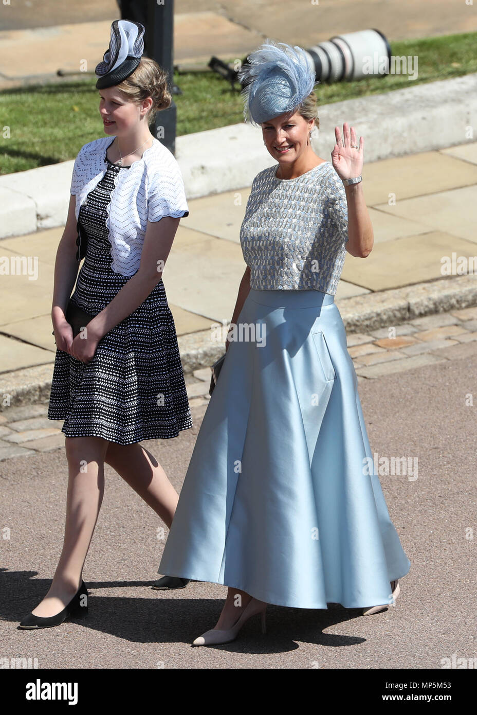 La Contessa di Wessex e Lady Louise Windsor arriva a alla cappella di San Giorgio nel Castello di Windsor per le nozze del principe Harry e Meghan Markle Foto Stock