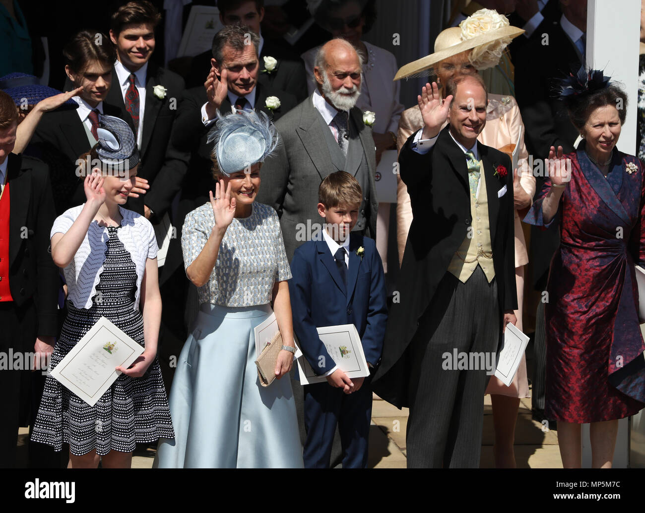 I membri della famiglia reale, guarda come il principe Harry e Meghan Markle ride in un aperto superiormente e il trasporto attraverso il castello di Windsor dopo il loro matrimonio in alla cappella di San Giorgio Foto Stock