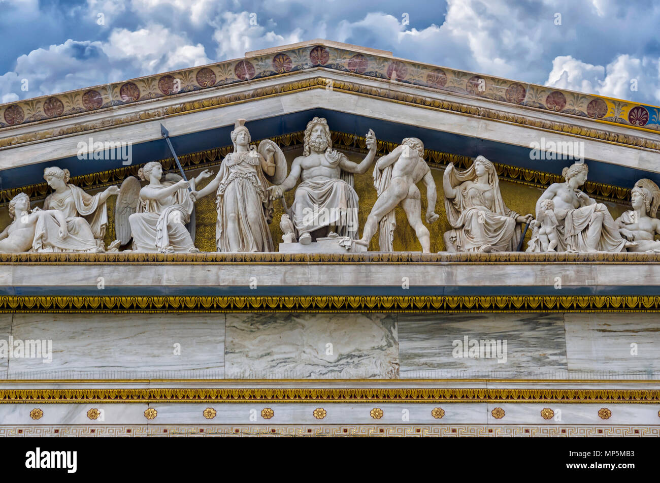 Atene, Attica-Greece.Dettaglio del multi-figura frontone scultura, sul tema della nascita di godess Athena sulla facciata della Accademia di Atene Foto Stock