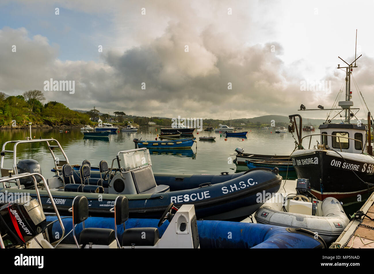 Barche ormeggiate nel porto di Schull, County Cork, Irlanda con copia spazio. Foto Stock