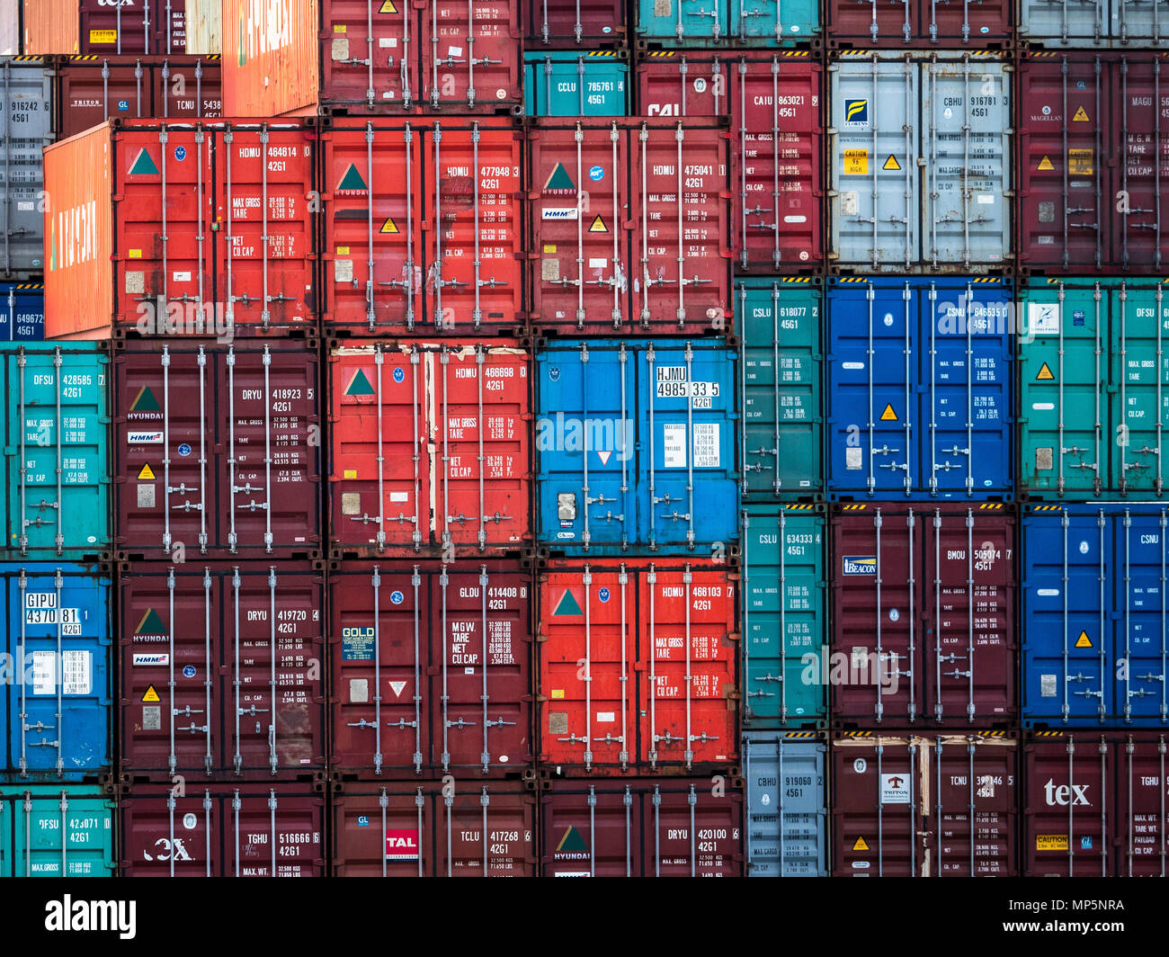 Global Trade - i contenitori di spedizione in transito tra i porti - porto di Felixstowe REGNO UNITO Foto Stock