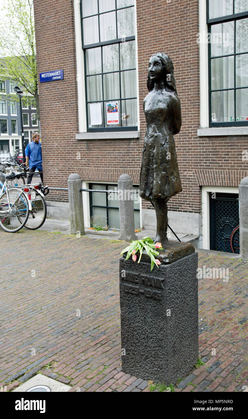 Amsterdam, Olanda, aprile 2018, una statua di Anne Frank vicino al Museo di Anna Frank Foto Stock