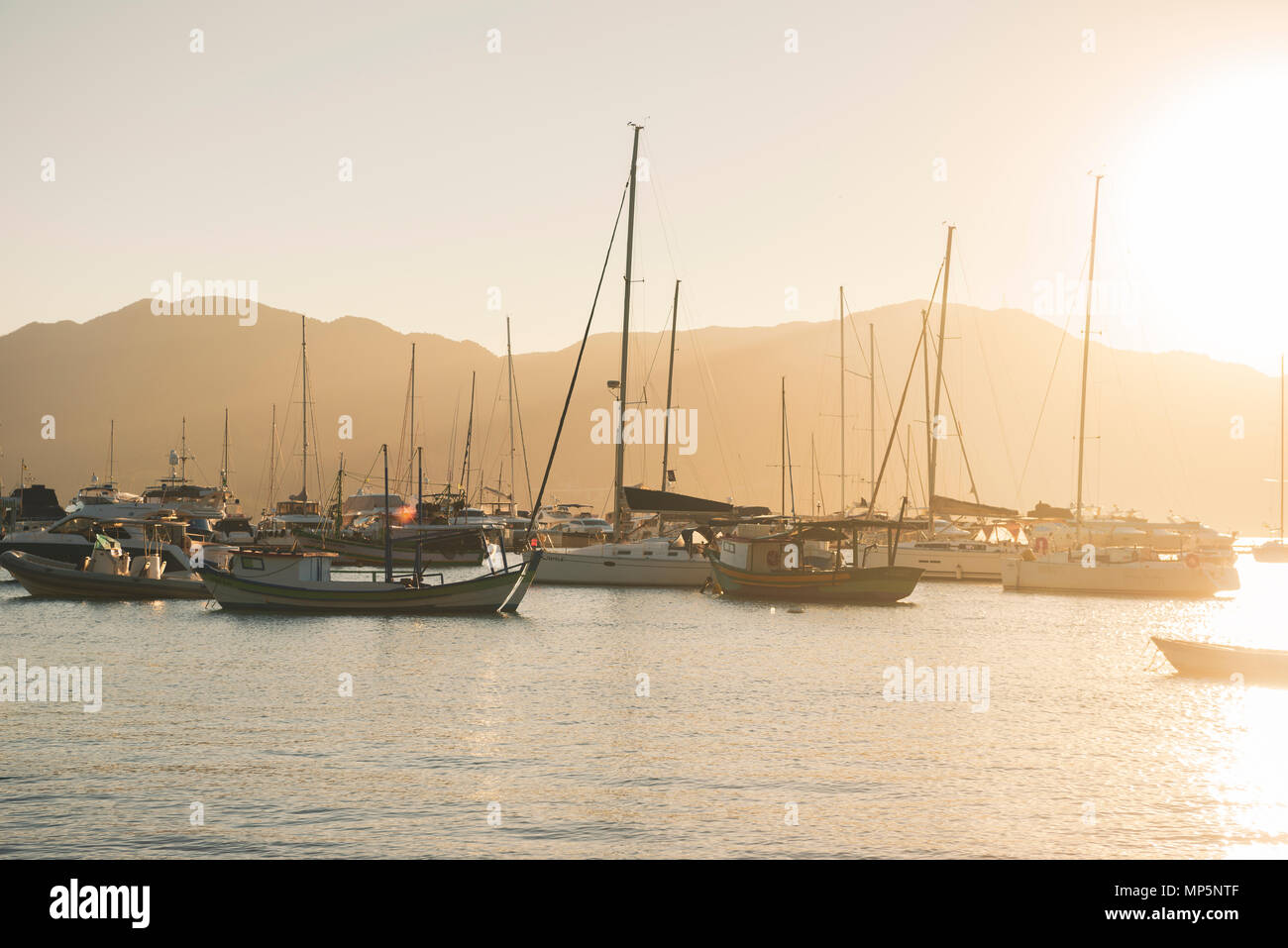 Barche a vela ormeggiata a Ilhabela, SE IL BRASILE Foto Stock