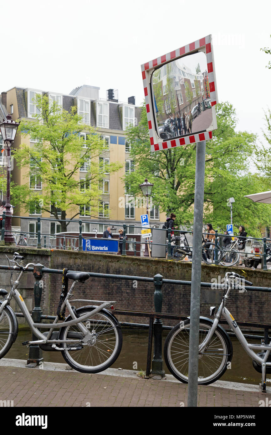 Amsterdam, Olanda, aprile 2018, uno specchio è stato posto in corrispondenza di un nodo stradale per aiutare a prevenire gli incidenti stradali. Foto Stock