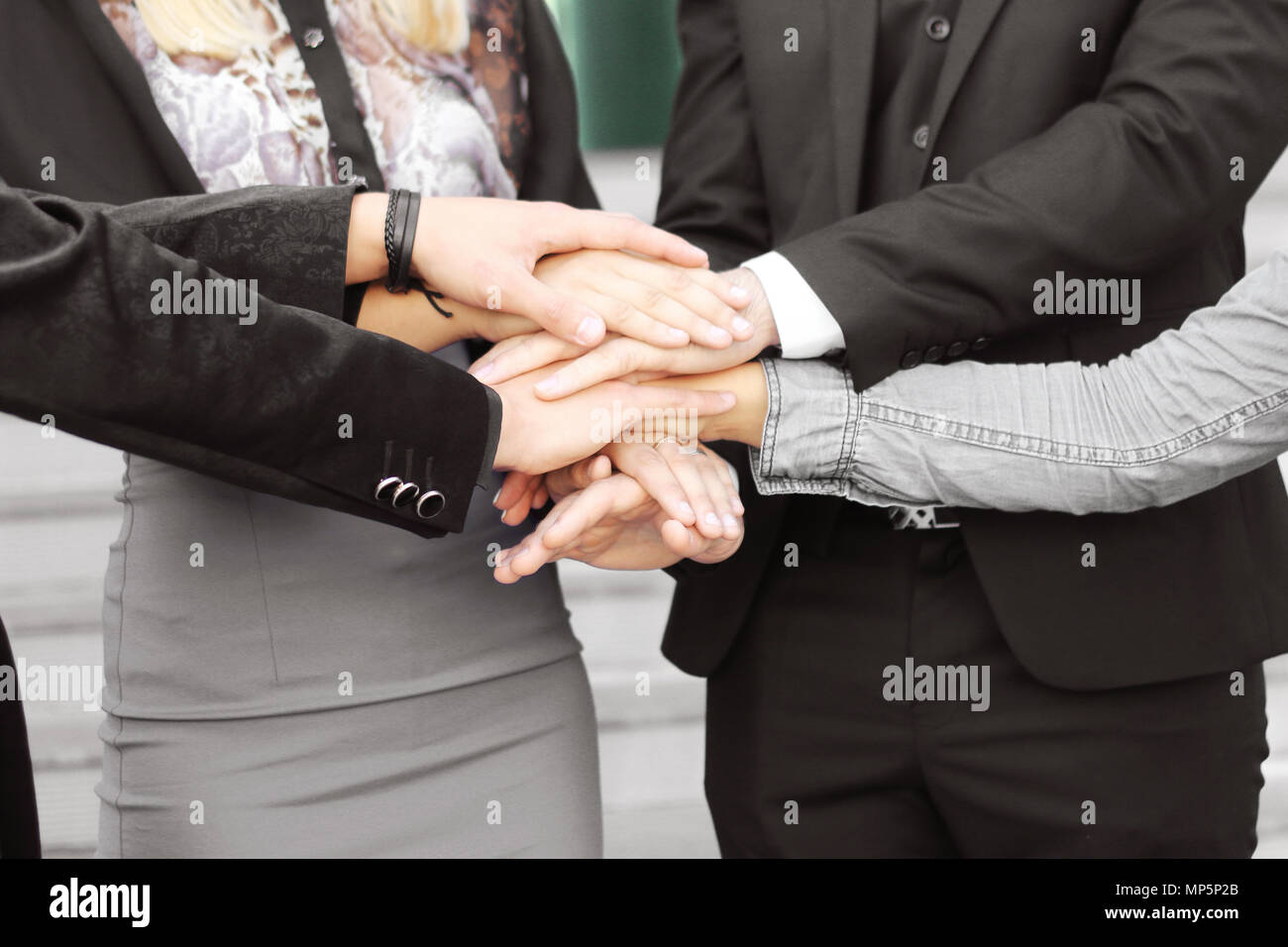 La gente di affari della piegatura delle loro mani insieme.concetto di lavoro di squadra Foto Stock