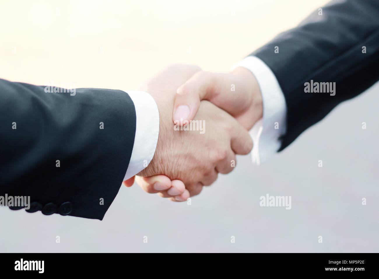 Close up.business handshake .isolati su sfondo bianco. Foto Stock