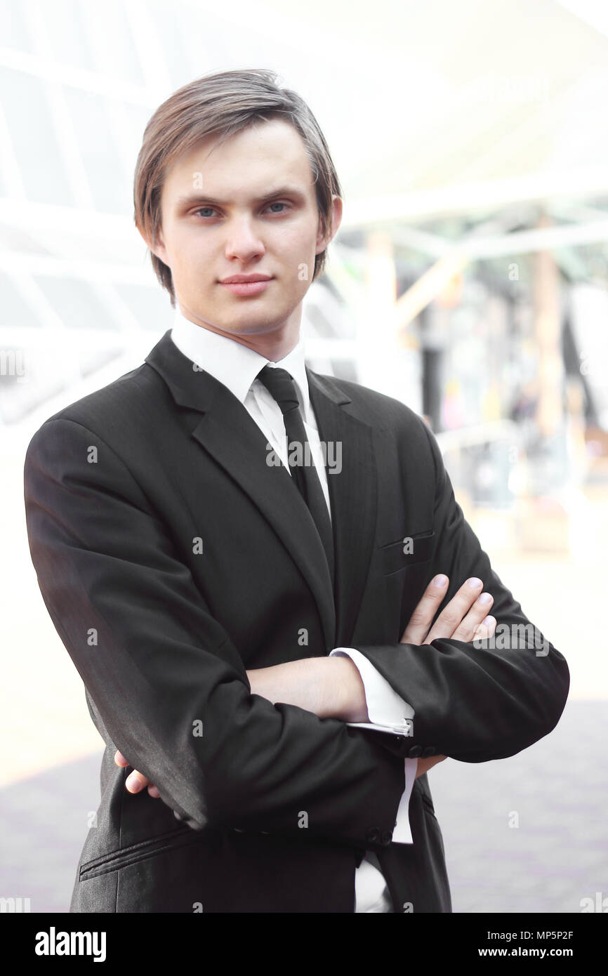Ritratto di un giovane imprenditore su sfondo sfocato Foto Stock