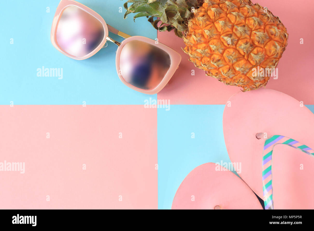 Funny ananas, occhiali da sole e spiaggia di pantofole.il concetto di vacanze estive Foto Stock