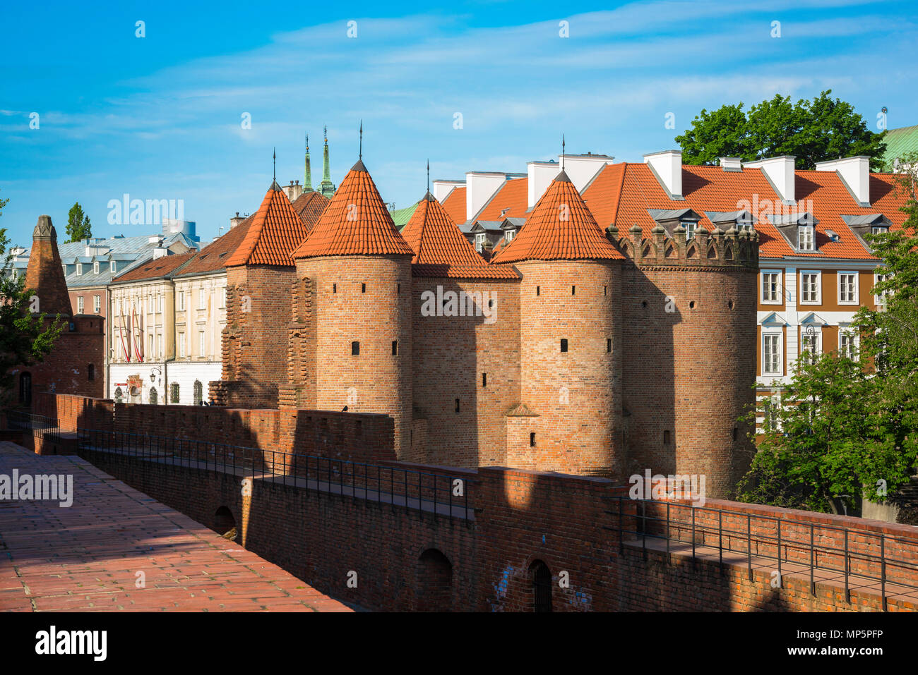 Barbican Varsavia, vista del medievale ricostruito Barbican (Barbakan) torre difensiva e la parete a nord-ovest di Varsavia Città Vecchia, Polonia. Foto Stock