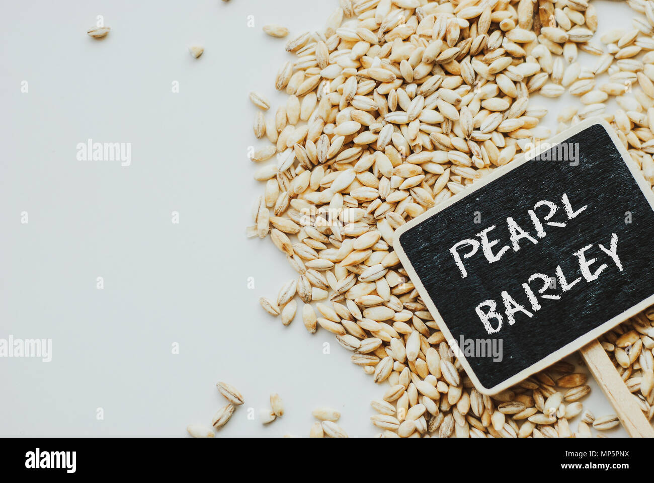 Essiccato orzo perlato closeup e lavagna con una frase di orzo perlato Foto Stock
