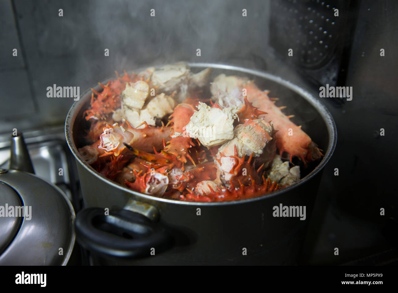 Re crab gambe una cottura in padella Foto Stock