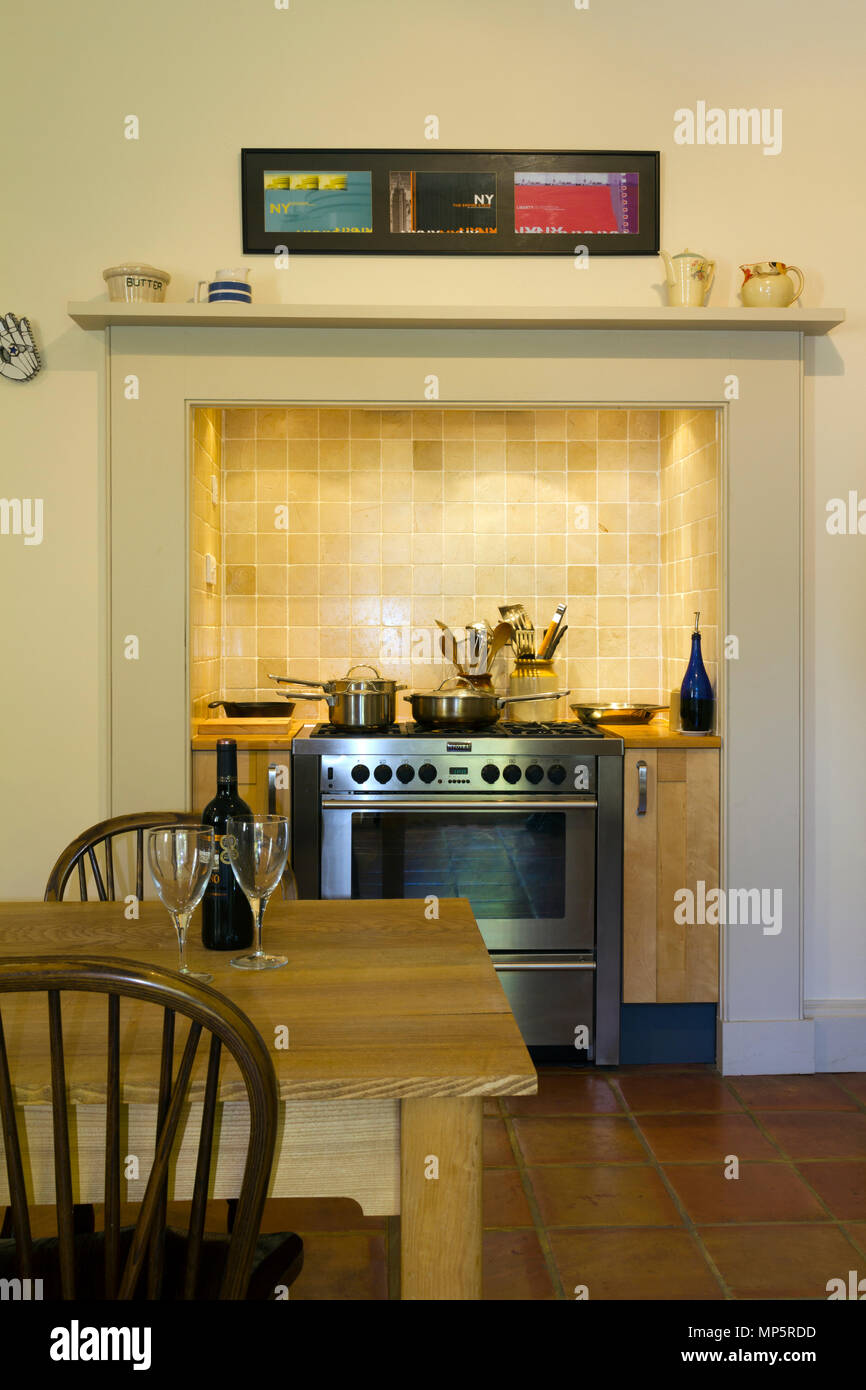 Moderna termocucina installato in un periodo home camino alcova Foto Stock