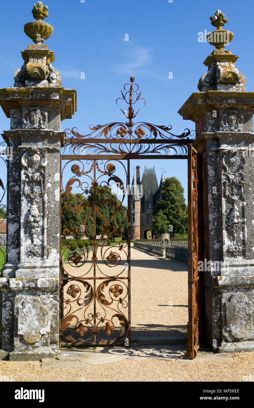 Storica cancelli in ferro battuto con il gatehouse oltre al Chateau de Carrouges, Carrouges, Orne, in Normandia, Francia Foto Stock