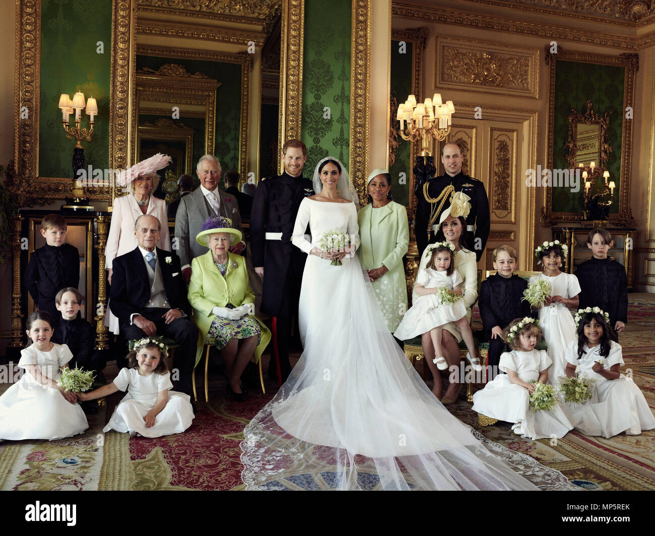 NON UTILIZZARE DOPO IL 31 DICEMBRE 2018 SENZA PREVIA AUTORIZZAZIONE DI KENSINGTON PALACE. NESSUN RITAGLIO. Il diritto d'autore nella fotografia è acquisito nel duca e duchessa di Sussex. Le pubblicazioni sono state invitate ad accreditare la fotografia ad Alexi Lubomirski. Questa fotografia ufficiale del matrimonio rilasciata dal Duca e dalla Duchessa del Sussex mostra il Duca e la Duchessa nella Sala di disegno Verde, Castello di Windsor, con (da sinistra a destra): Riga posteriore: Il maestro Jasper Dyer, la Duchessa di Cornovaglia, il Principe di Galles, la signora Doria Ragland, il Duca di Cambridge; riga centrale: Il Maestro Brian Mulloney, il Duca di Edimburgo, Regina Elisabetta Foto Stock