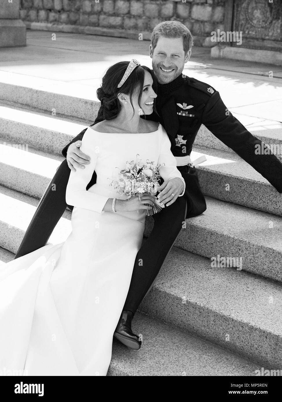 Questa fotografia ufficiale del matrimonio rilasciata dal Duca e dalla Duchessa del Sussex mostra il Duca e la Duchessa raffigurati insieme sulla Terrazza Est del Castello di Windsor. Foto Stock