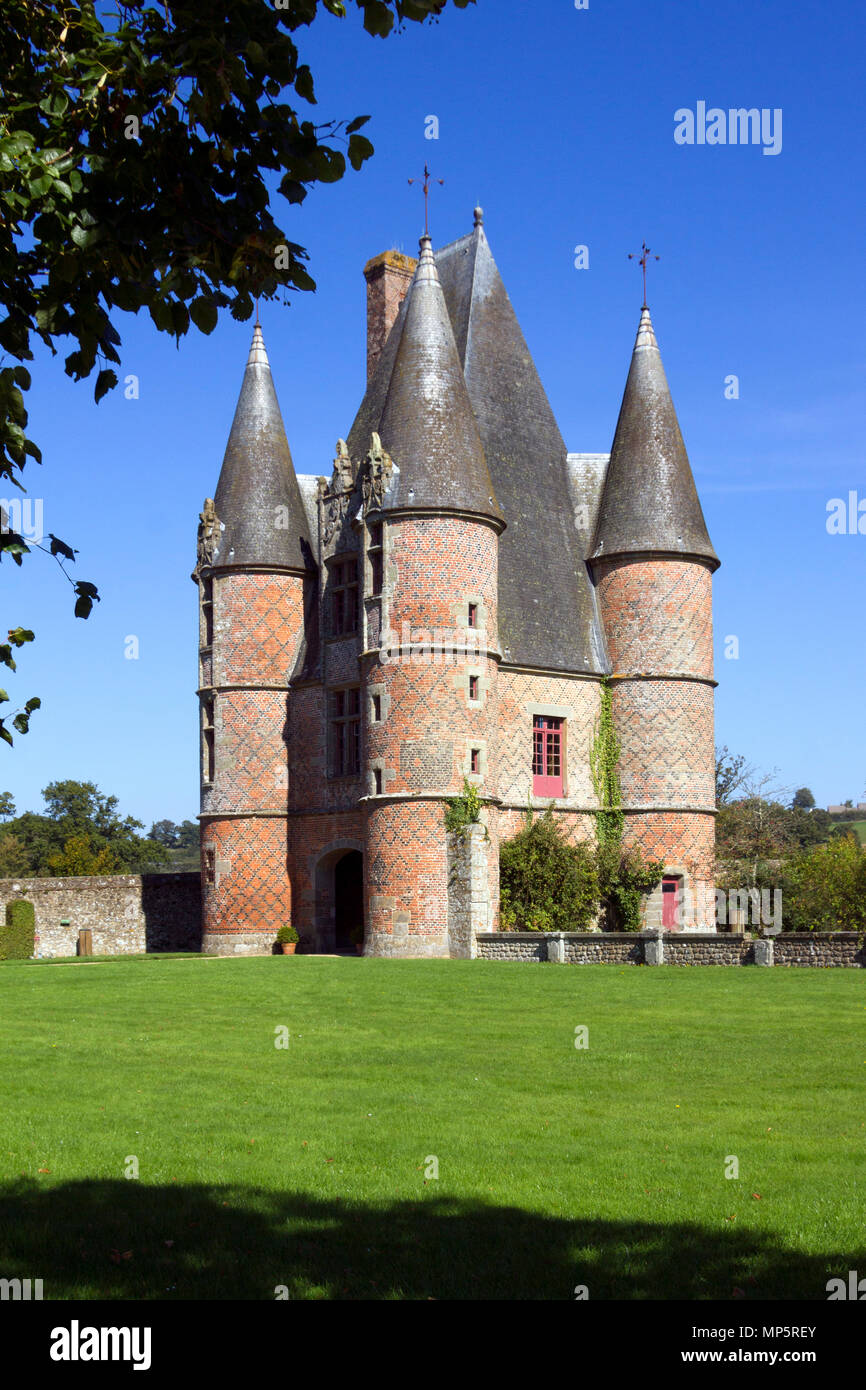 Il pittoresco gatehouse a Chateau de Carrouges, Carrouges, Orne, in Normandia, Francia Foto Stock