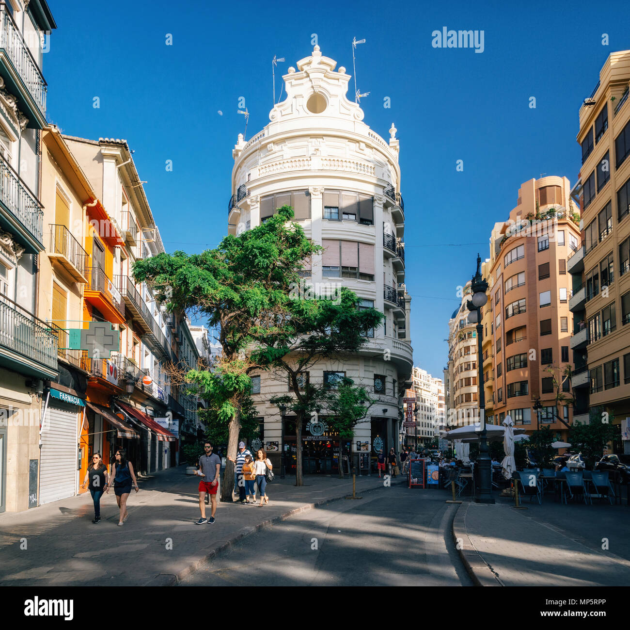 Valencia, Spagna - 3 Giugno 2017: architettura moderna nel centro della città vecchia con la gente del posto e turisti. La vita della città di Valencia Foto Stock