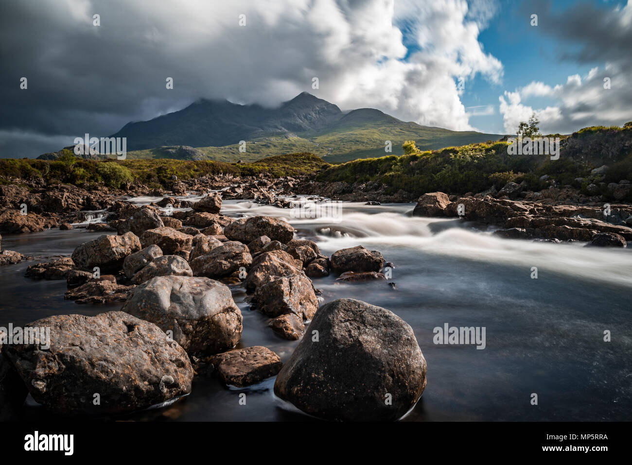 Paesaggio delle Highlands scozzesi - fiume Sligachan, Isola di Skye, Regno Unito con i Cuillins, in lontananza Foto Stock