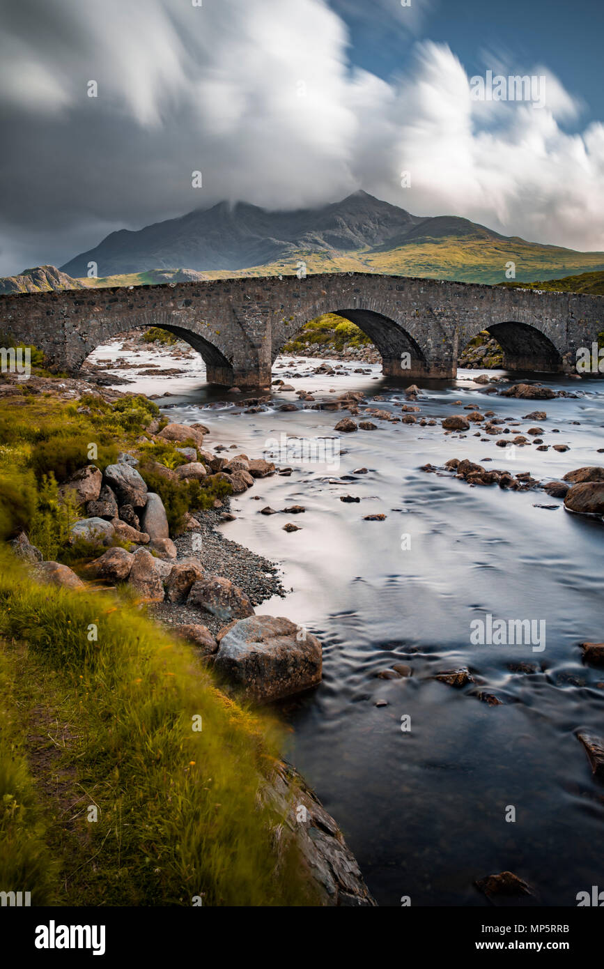 Highlands scozzesi - Fiume Sligachan e Ponte Vecchio, Isola di Skye in Scozia, Regno Unito con il Black Cuillin montagne in distanza Foto Stock