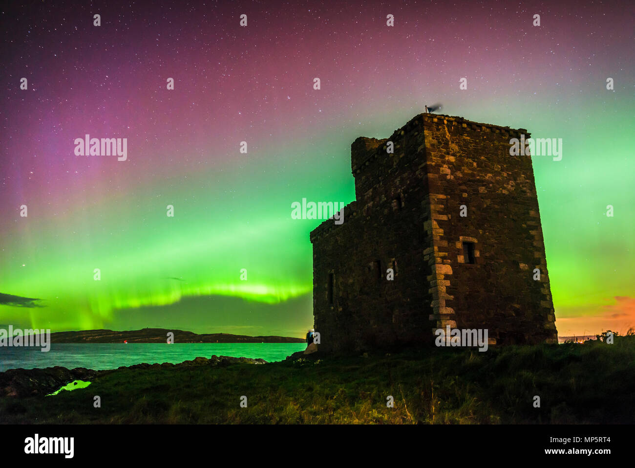 L'Aurora Boreale o luci del nord al Castello Portencross, Ayrshire in Scozia, Regno Unito Foto Stock
