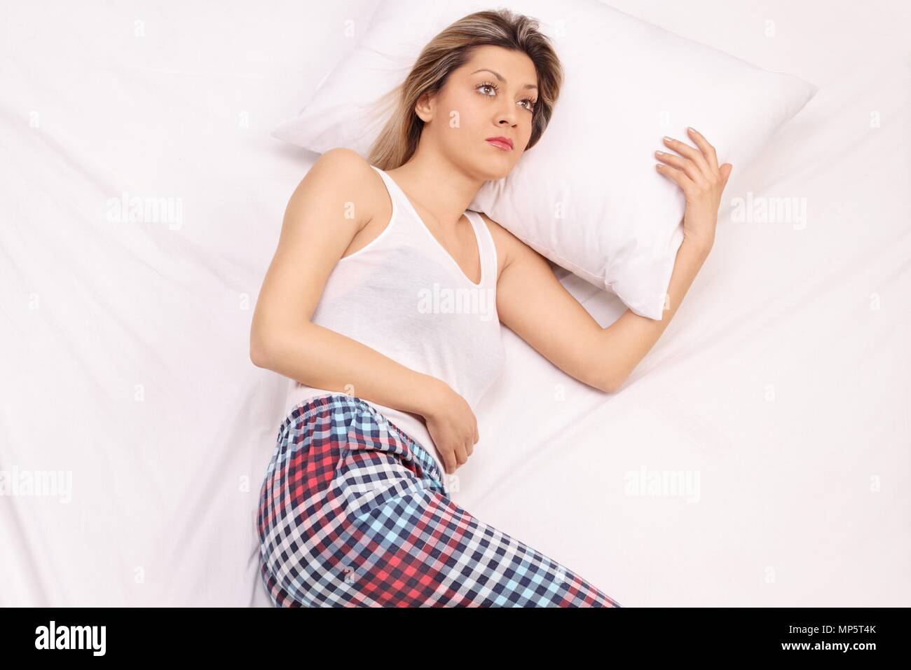 Giovane donna che soffrono di insonnia che giace nel letto Foto Stock