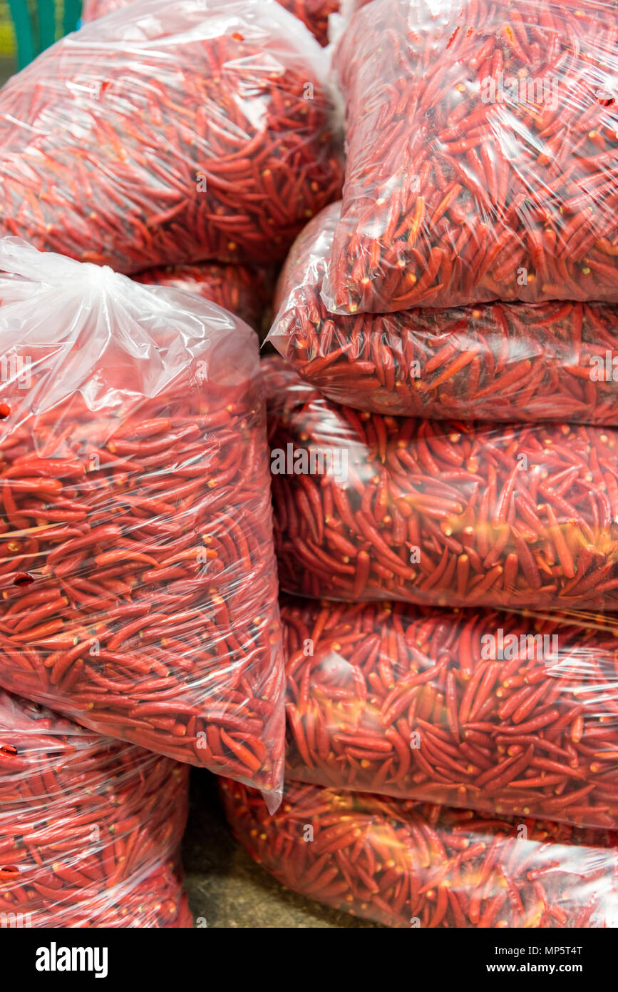 Sacchetti di plastica di peperoncino rosso in vendita in Bangkok di mercato dei fiori o Pak Khlong Talat Bangkok in Thailandia Foto Stock