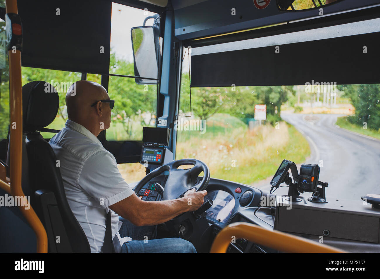 Il tema è la professione del conducente e del passeggero del trasporto. Un uomo in occhiali da sole una guida turistica bus regionale nella regione della Francia di Foto Stock