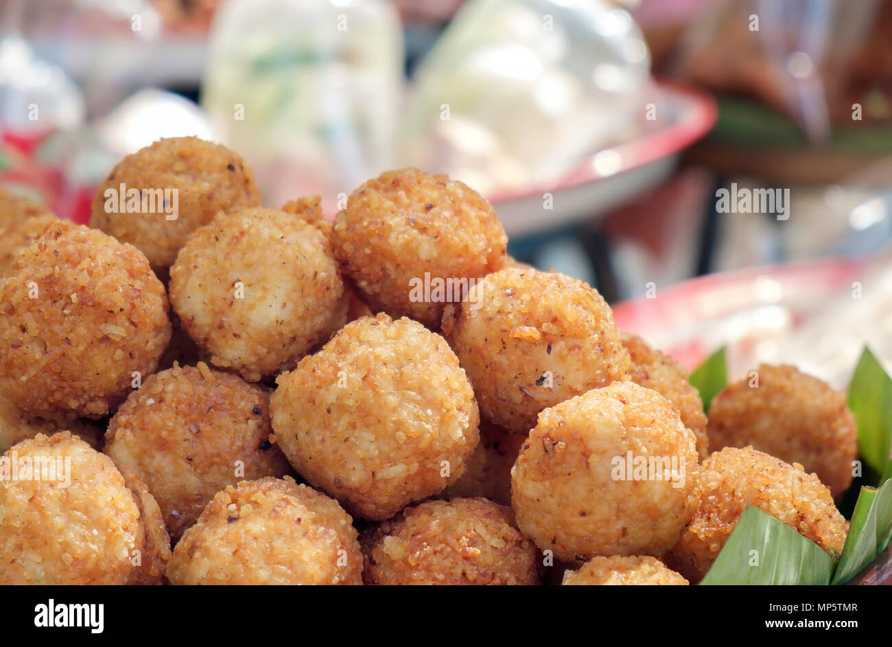 Sour fritto di maiale. Alimentare regionale Isaan Tailandia chiamati 'Nham - Tod' fatto di carne di maiale, preparato per piccante. Foto Stock