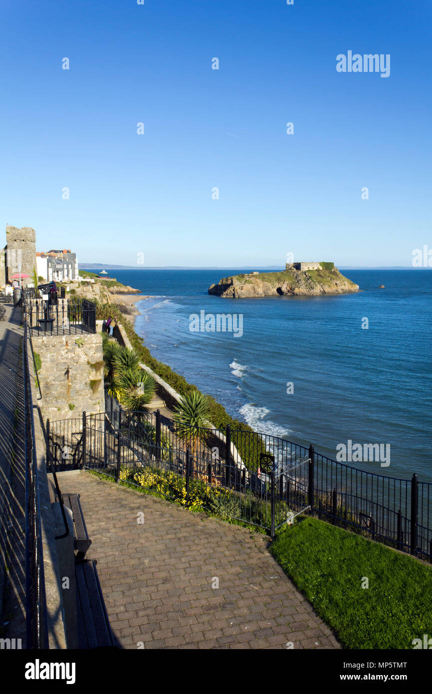 Tenby, Regno Unito - 6th novembre 2011: Una coppia gode la vista dai giardini della scogliera sotto il sole d'inverno, Tenby, Pembrokeshire, Galles, Regno Unito. Tenby sperimenta un clima marittimo con estati fresche e inverni miti ed è uno dei luoghi più soleggiato del Galles. Foto Stock