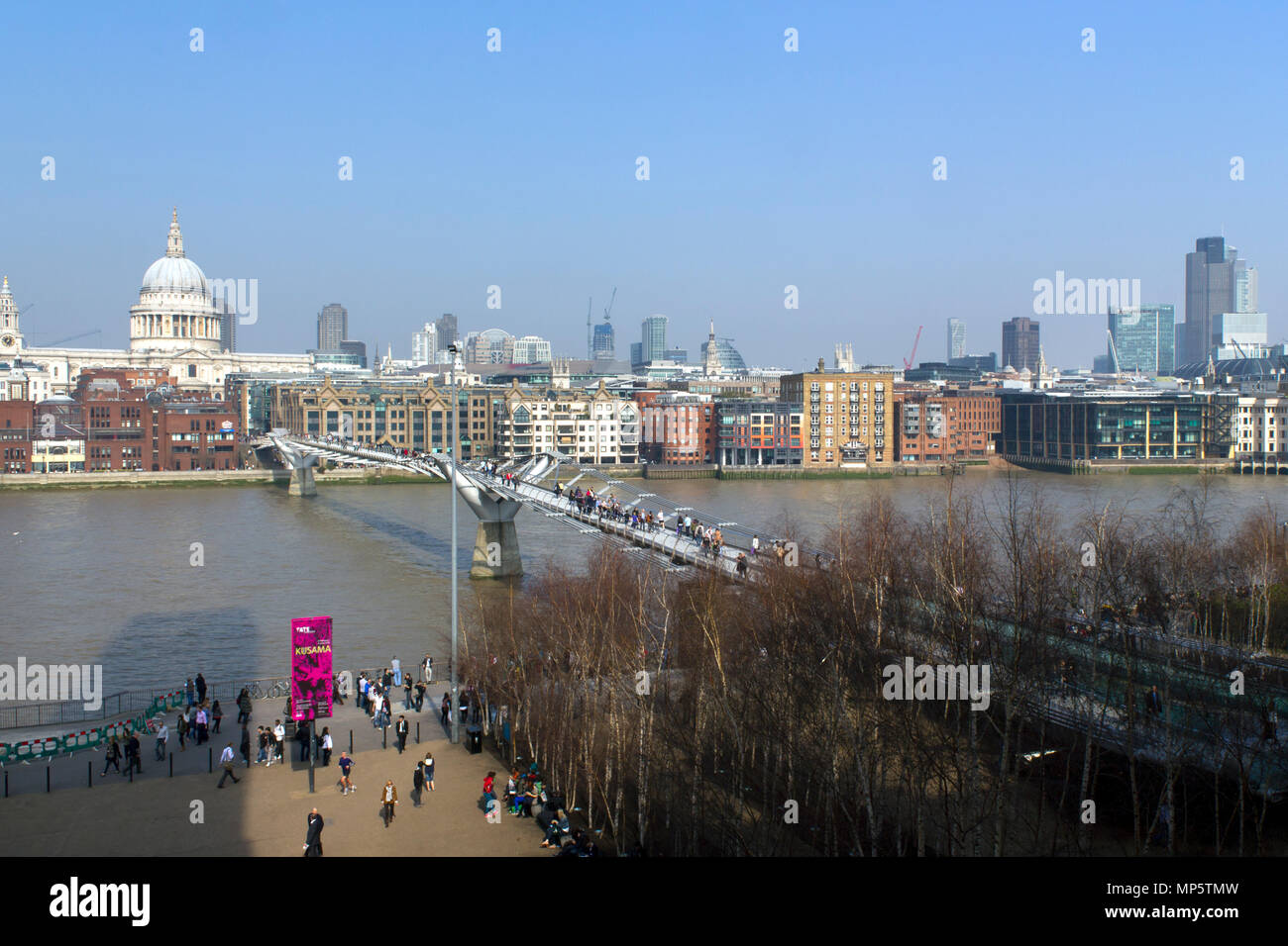Londra, Regno Unito - 23rd marzo 2012: Il sole primaverile incoraggia i visitatori e i londinesi ad attraversare il Tamigi a piedi attraverso il solo Millenium Bridge. Il Millennium Bridge è un ponte sospeso che attraversa il Tamigi a Londra, che collega Bankside con la città. Foto Stock
