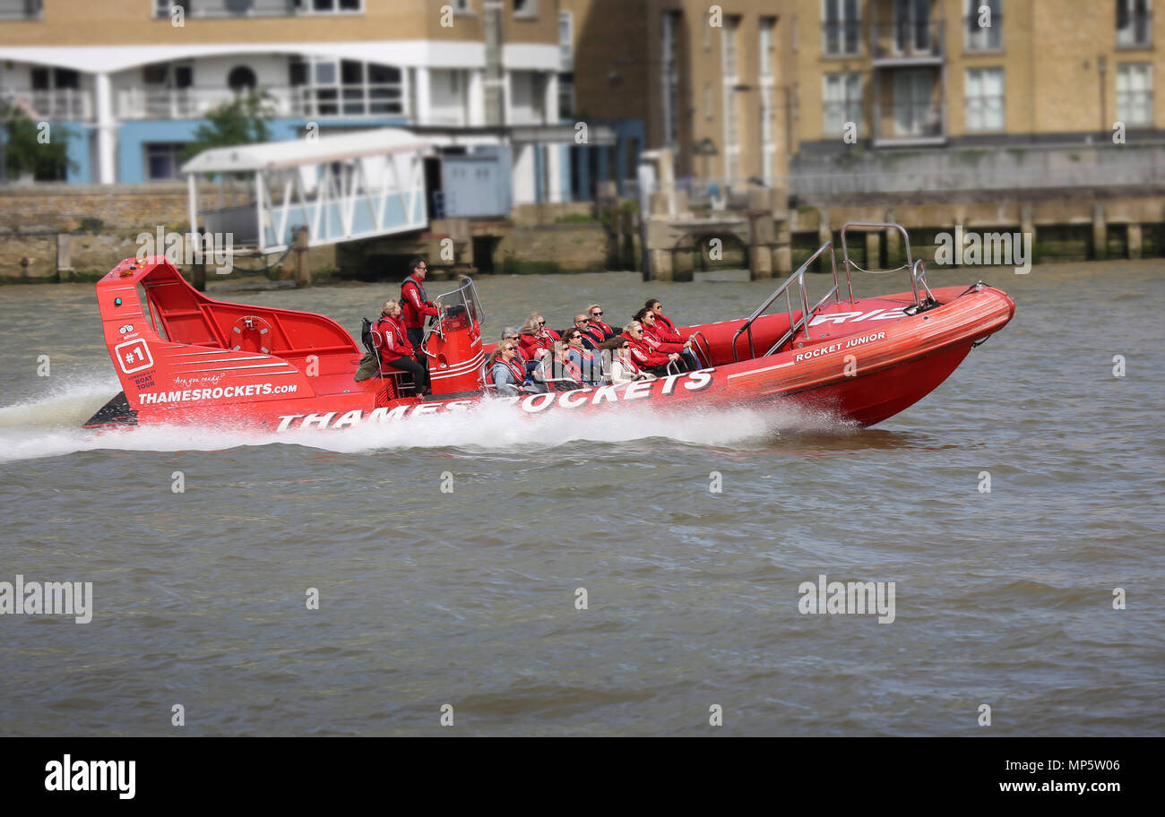 I passeggeri possono usufruire di una velocità di viaggio in barca sul fiume Tamigi a Londra, Regno Unito. Il Tamigi di razzi è una delle diverse aziende che offrono veloce viaggi di nervatura Foto Stock