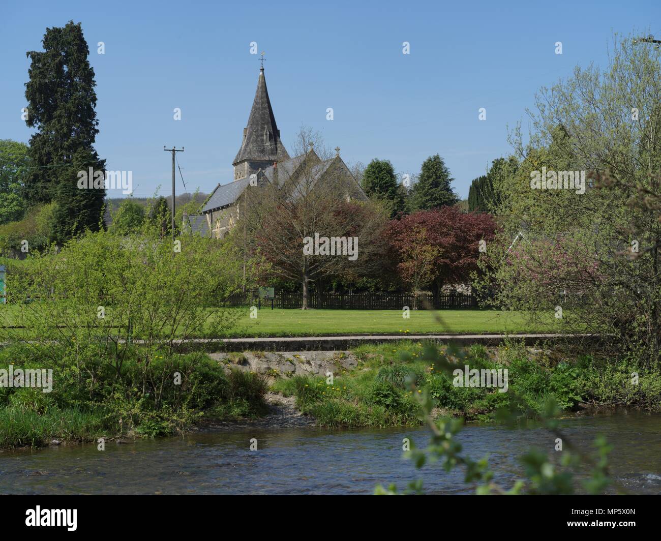 Una vista sul fiume Wye e il GRO Park verso San sposa la Chiesa in Rhayader Foto Stock