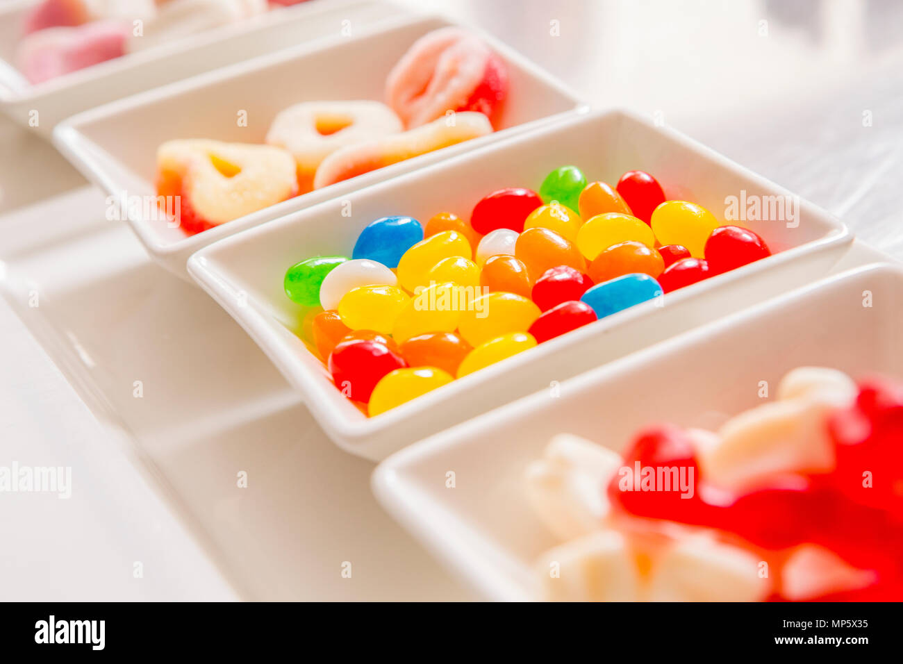 Caramelle di zucchero in piccole ciotole Foto Stock