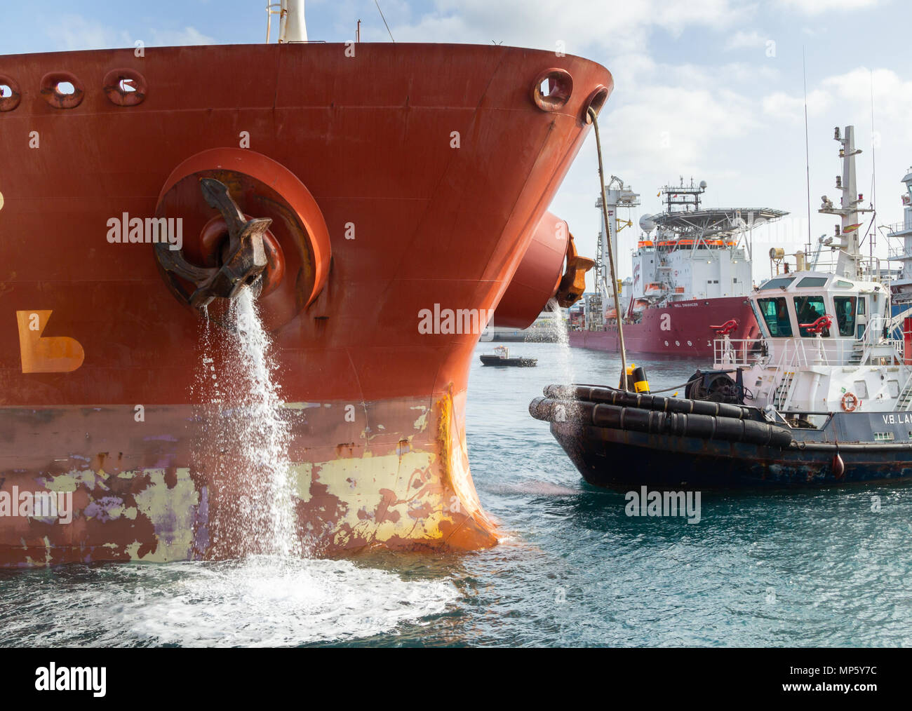 La petroliera di pompaggio di acqua di zavorra come rimorchiatore nave guide sulla banchina di ormeggio nel porto Foto Stock