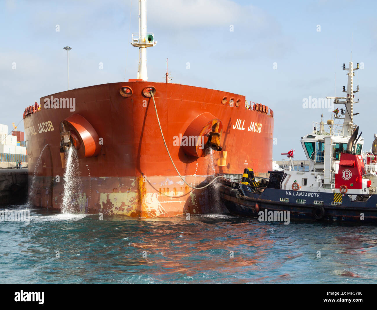 La petroliera di pompaggio di acqua di zavorra come rimorchiatore nave guide sulla banchina di ormeggio nel porto Foto Stock