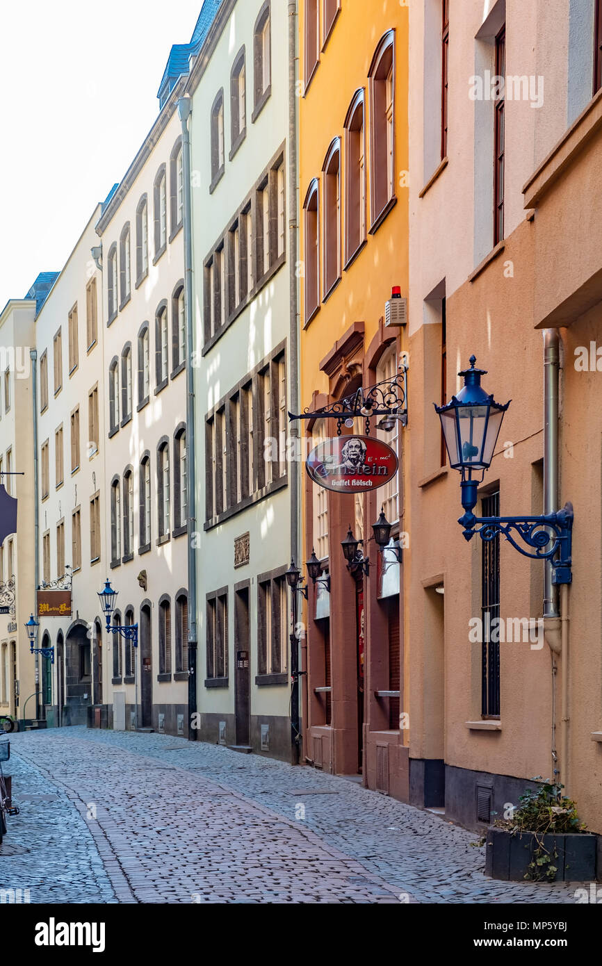 Strada tranquilla nelle prime ore del mattino nel quartiere del centro storico di Colonia in Germania. Foto Stock