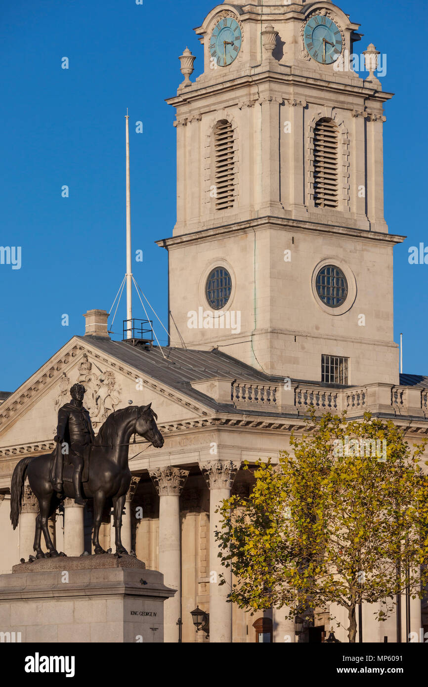 Statua equestre del re George IV sotto la chiesa di St Martin-in-the-Fields, London, England, Regno Unito Foto Stock