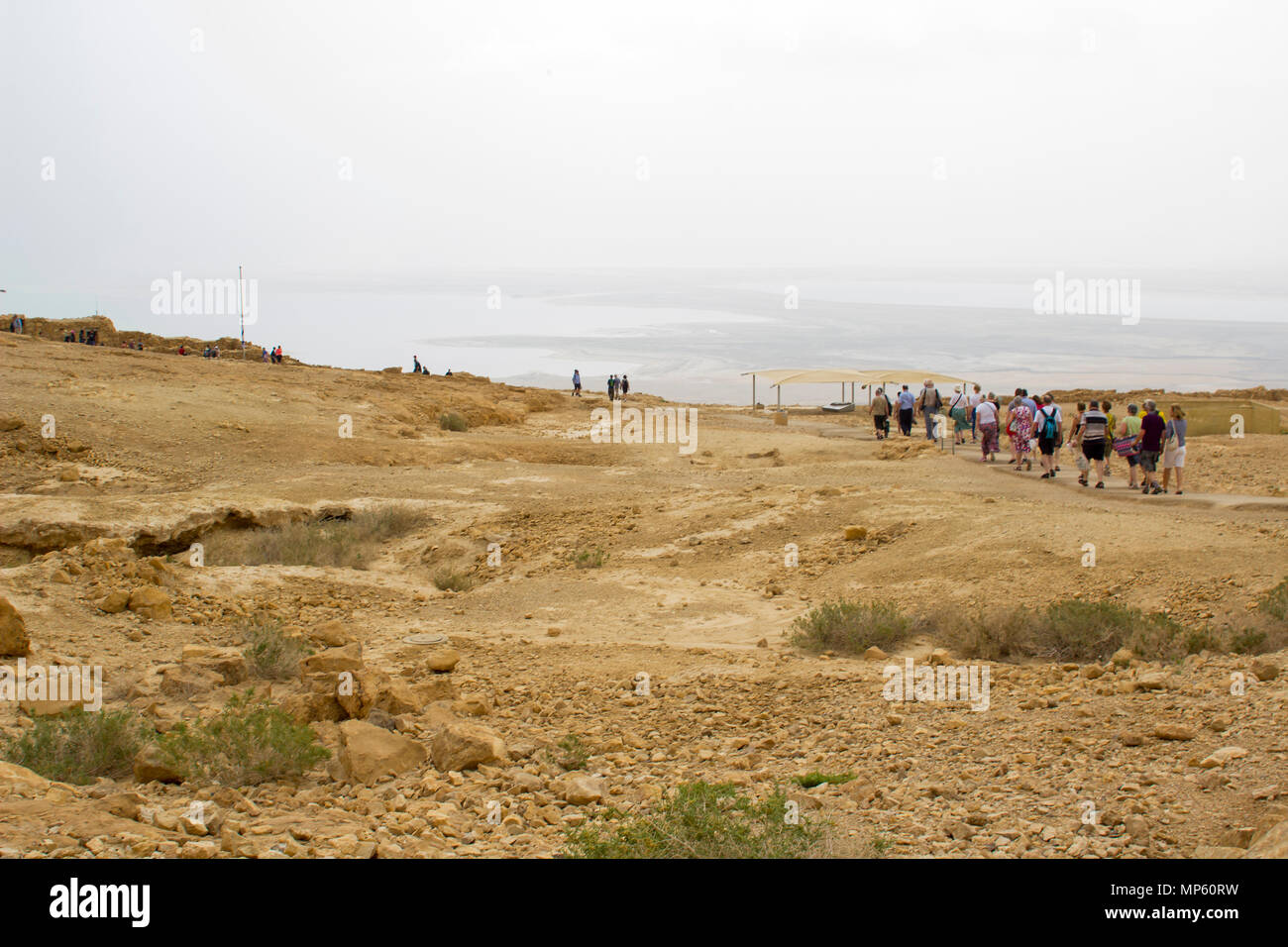 7 maggio 2018 turisti visitano il reconsructed rovine dell antico Jewish clifftop fortezza di Masada nella regione meridionale dello Stato di Israele. Foto Stock