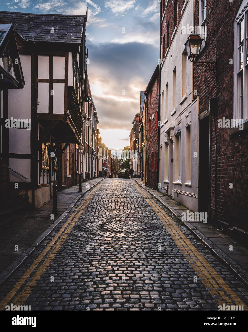 Nelle strade laterali di Chester City Centre Foto Stock