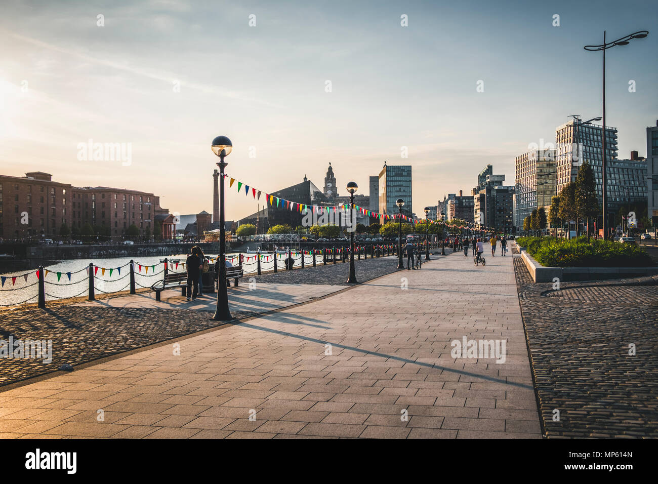 Tramonto attraverso il centro di Liverpool Foto Stock